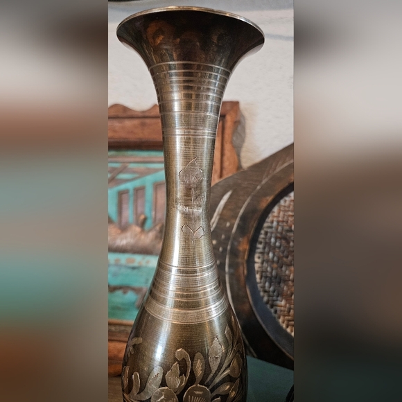 Brass floral etched vintage vase - Picture 4 of 7